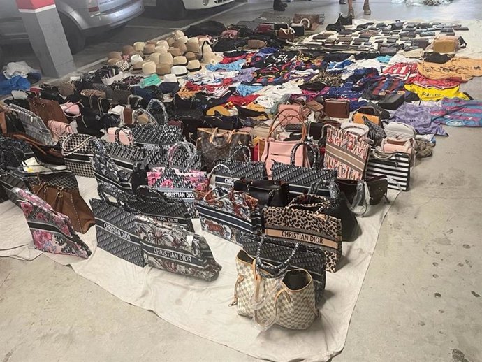 Objetos intervenidos por la Policía Local de Palma durante el operativo contra la venta ambulante del fin de semana.