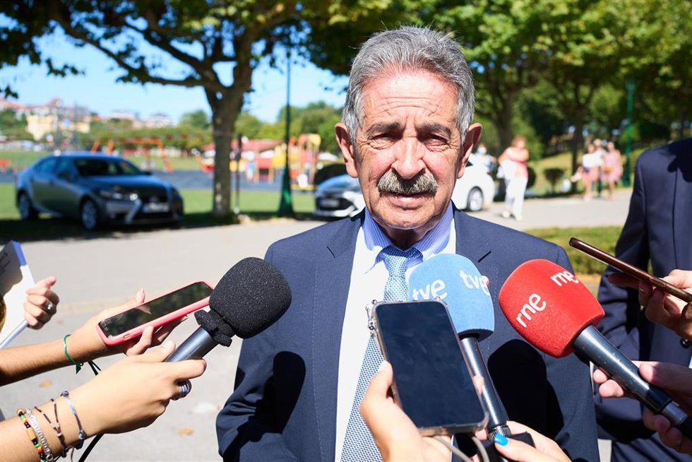 El presidente del Gobierno de Cantabria, Miguel Ángel Revilla, ofrece declaraciones a los medios en la UIMP