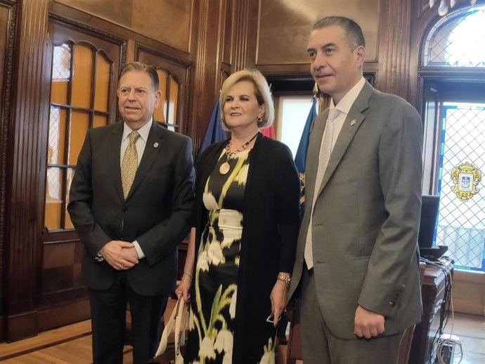 El alcalde de Oviedo, Alfredo Canteli (PP) recibe a la rectora de la Universidad del Fútbol y Ciencias del Deporte del Grupo Pachuca, Gabriela Murguía, y al presidente del Real Oviedo, Martín Peláez.