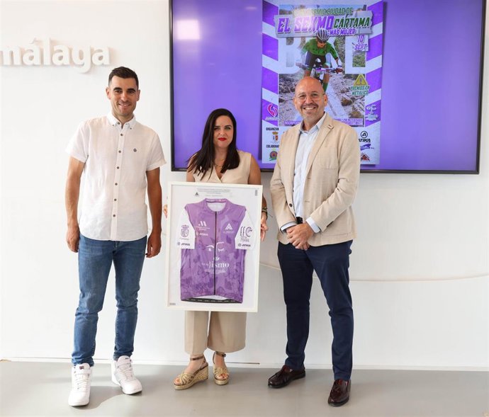 La diputada de Igualdad, Lourdes Piña, junto al alcalde de Cártama, Jorge Gallardo, y José Miguel Peña, del Club Al Ándalus, en rueda de prensa