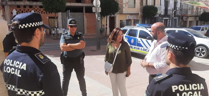 Madueño, con agentes de la Guardia Civil y Policía Local.