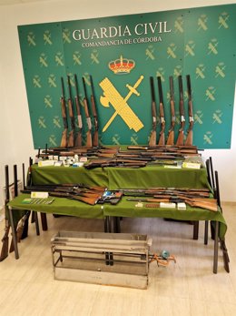 Armas incautadas a los detenidos, junto a las armas retiradas a los clientes del taller clandestino de Cabra.