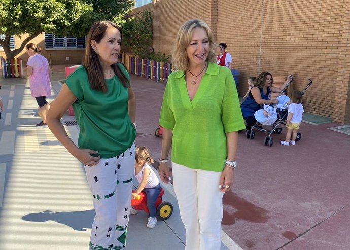 Troncoso (dcha.), durante su visita a la Escuela Infantil Los Reyes.