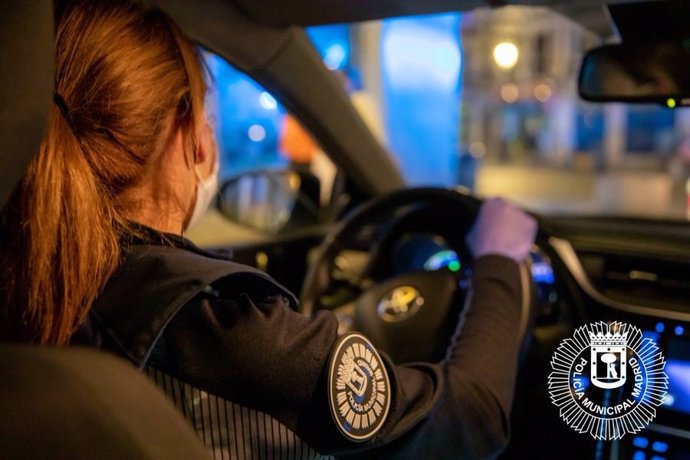 Archivo - Policía municipal de Madrid conduciendo un coche patrulla. Recursos.