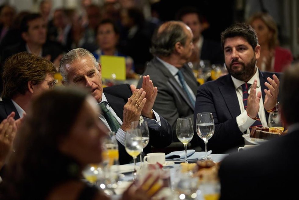 (I-D) El alcalde de Madrid, José Luis Martínez-Almeida; el presidente de EP, Asís Martín de Cabiedes; y el presidente de la Región de Murcia, Fernando López Miras, en un desayuno informativo de Europa Press,  a 5 de septiembre de 2022, en Madrid (España)