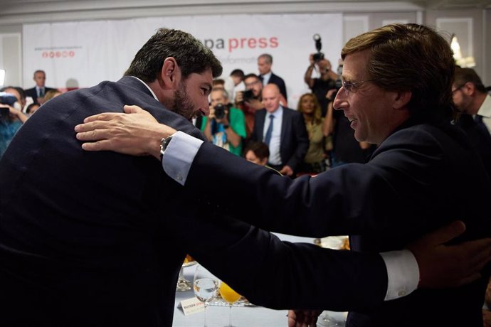 El presidente de la Región de Murcia, Fernando López Miras (i), saluda al alcalde de Madrid, José Luis Martínez-Almeida, a su llegada a un desayuno informativo de Europa Press, en el hotel Villa Magna, a 5 de septiembre de 2022, en Madrid (España)