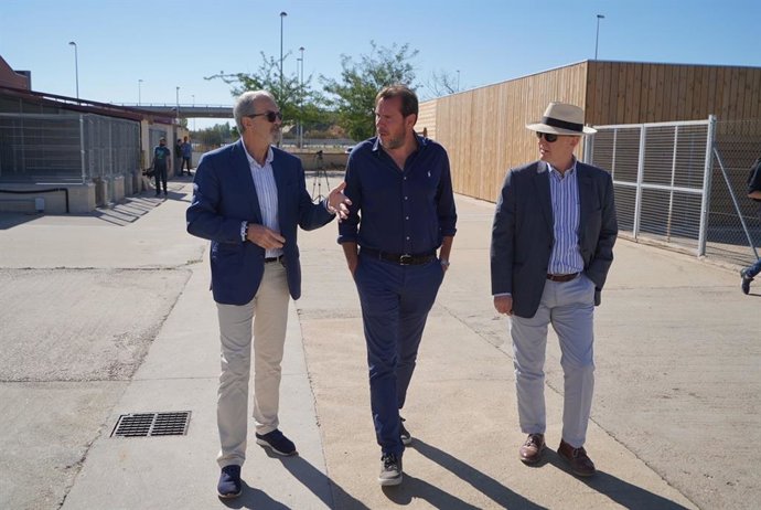 El alcalde de Valladolid, Óscar Puente, en el centro, durante su visita al Centro Municipal de Protección Animal.