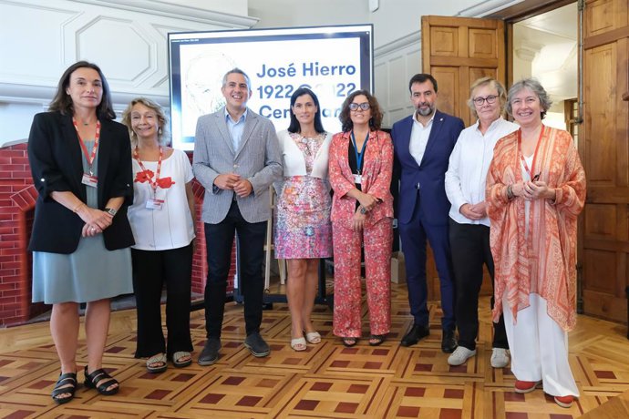 El vicepresidente y consejero de Cultura, Pablo Zuloaga, junto a otros participantes en la inauguración del curso de la UIMP Centenario de José Hierro en el Siglo XXI: otras lecturas, poesía y vino.