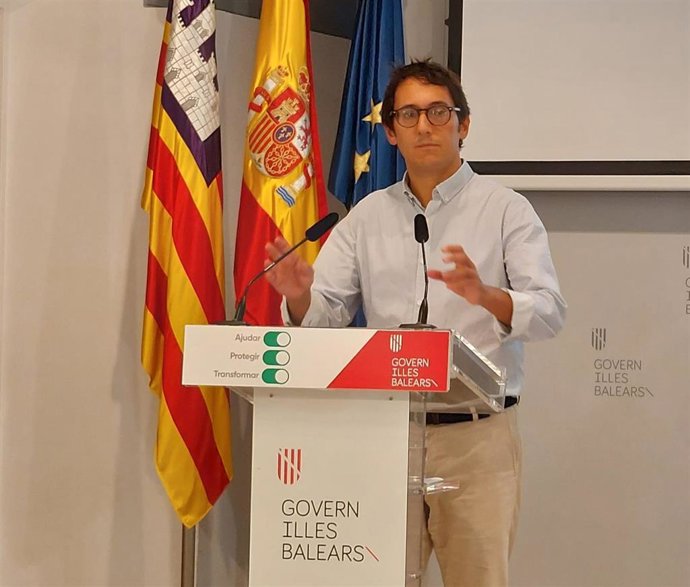 El portavoz del Govern y conseller de Modelo Económico, Turismo y Trabajo, Iago Negueruela, en rueda de prensa.