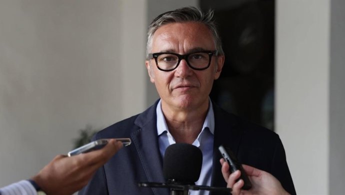 Manuel Gavra atiende a los periodistas en Sanlúcar.