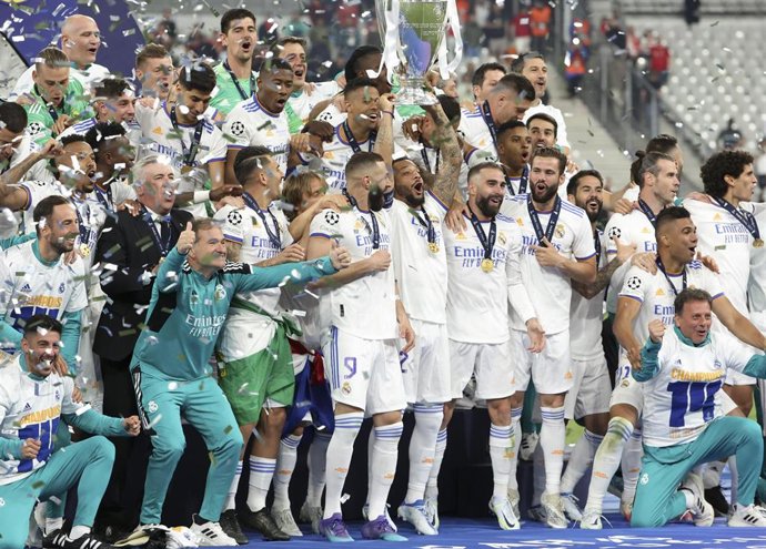 Archivo - Los jugadores del Real Madrid celebran la conquista de la Liga de Campeones 2021-2022