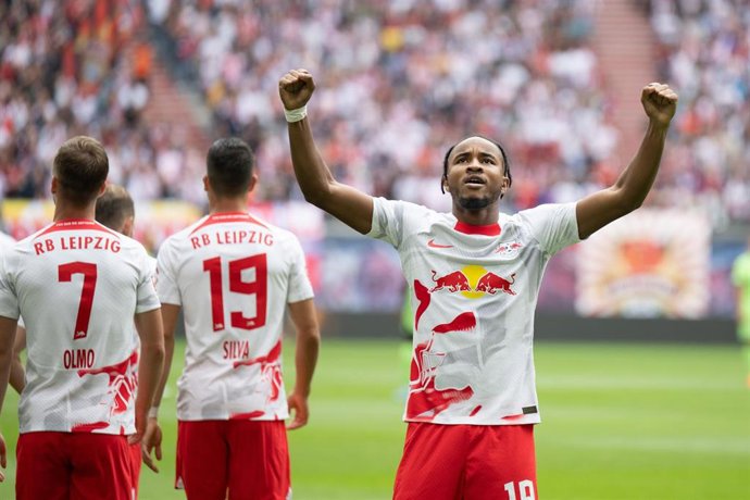 El delantero francés Christopher Nkunku celebra un gol del RB Leipzig