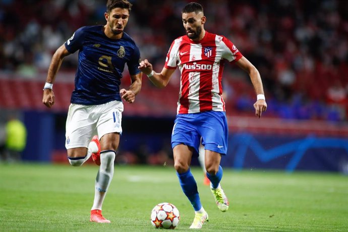 Archivo - Yannick Carrasco pelea con Marko Grujic en el Atlético-Oporto de la Liga de Campeones 2021-2022