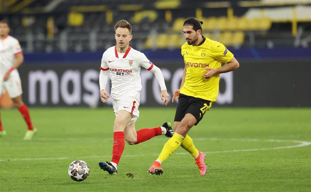 Archivo - Ivan Rakitic y Emre Can en el Borussia Dortmund-Sevilla de la temporada 2020-21