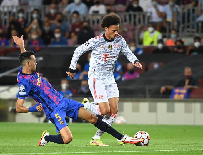 Archivo - 14 September 2021, Spain, Barcelona: Munich's Leroy Sane (R) and Barcelona's Sergio Busquets battle for the ball during the UEFA Champions League group E soccer match between FC Barcelona and Bayern Munich at Camp Nou Stadium. Photo: Sven Hopp