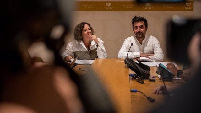 La parlamentaria de IU, Henar Moreno, y el consejero de Sostenibilidad, Álex Dorado, en comparecencia de prensa