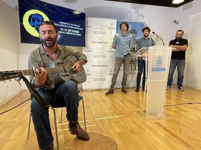 El concejal de Cultura, Alberto Espinar, con los responsables de la organización del festival, Victor Sanz y Pepe Fernández y el artista Néstor Pardo.