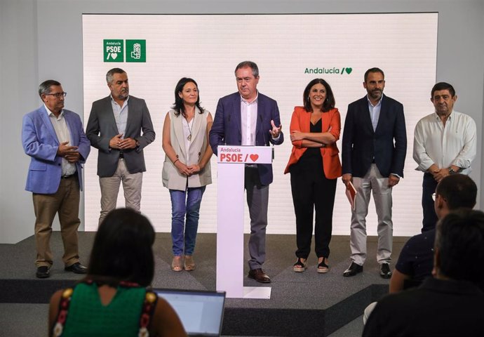 El secretario general del PSOE-A, Juan Espadas, comparece en rueda de prensa junto a los ocho secretarios generales provinciales del PSOE andaluz.