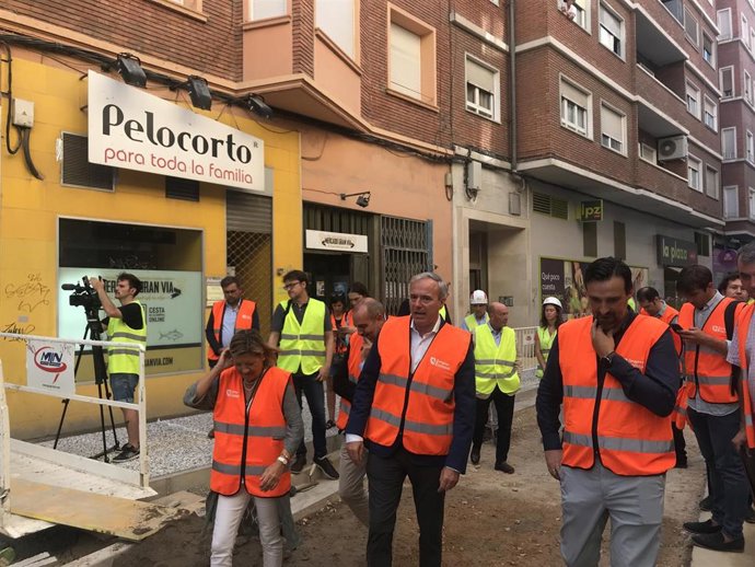 El alcalde de Zaragoza, Jorge Azcón, visita las obras de la calle Félix Latassa