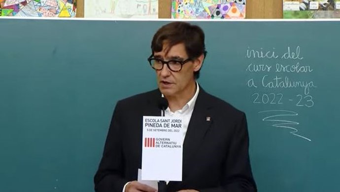 El líder del PSC, Salvador Illa, en la escuela Sant Jordi de Pineda de Mar.