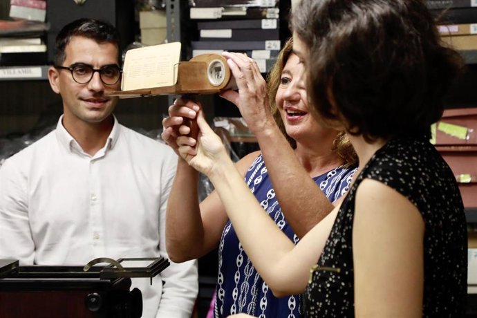 La presidenta del Govern balear, Francina Armengol, en una visita a la asociación Centro Cultural Casa Planas.
