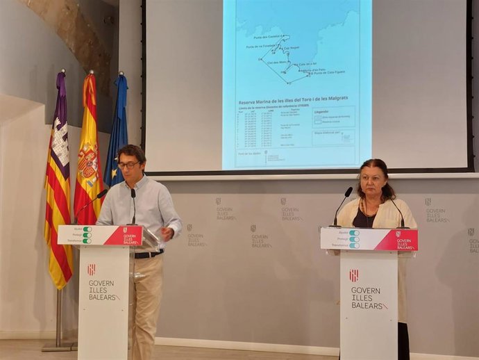 El portavoz del Govern y conseller de Modelo Económico, Turismo y Trabajo, Iago Negueruela, y la consellera de Agricultura, Pesca y Alimentación, Mae de la Concha, en rueda de prensa.