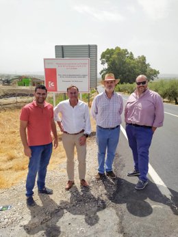 El delegado de Medio Natural y Carreteras de la Diputación de Córdoba, Francisco Palomares (segundo por la izda.), visita la reparación parcial llevada a cabo en la CO-4204.
