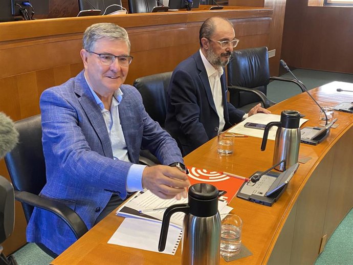 El presidente del Gobierno de Aragón, Javier Lambán, y el portavoz del PSOE, Vicente Guillén.