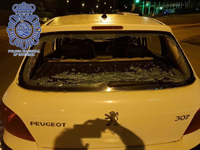 Cristal fracturado con intención de sustraer pertenencias del interior del vehículo.