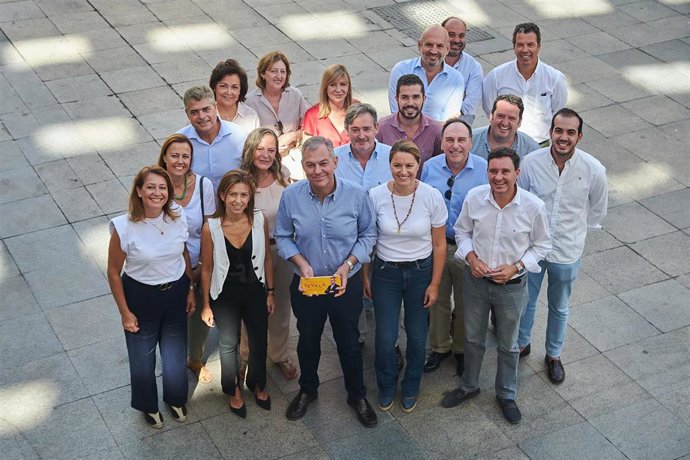 José Luis Sanz, con parte de su equipo de trabajo.