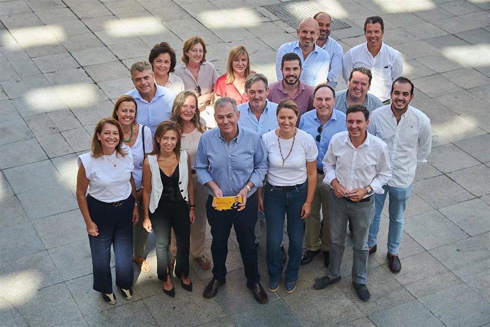 José Luis Sanz, con parte de su equipo de trabajo.