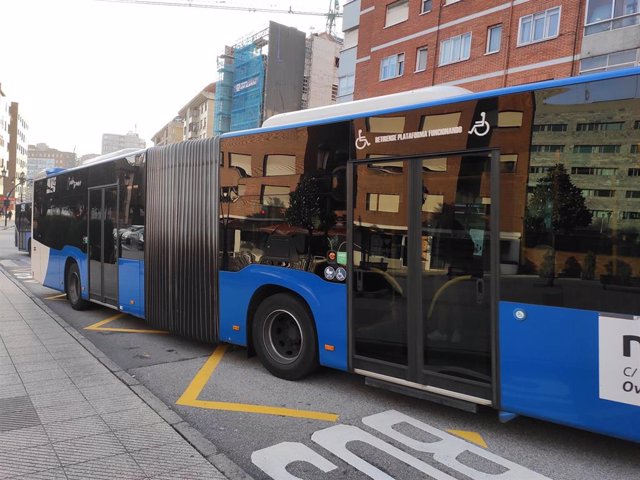Archivo - Autobús urbano, transporte público en Oviedo, TUA