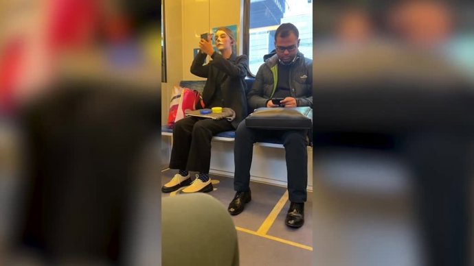 ¡Eso Es Aprovechar El Tiempo! Se Hace Una Rutina Facial Mientras Viaja En El Metro