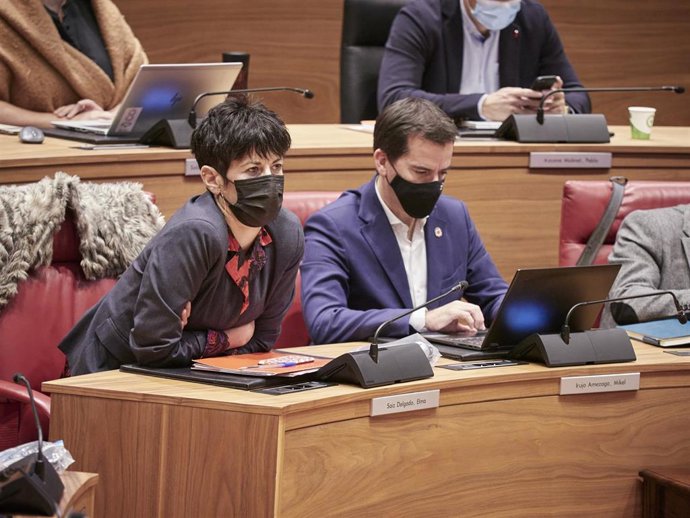 Archivo - La consejera de Economía y Hacienda del Gobierno de Navarra, Elma Saiz, y el consejero de Desarrollo Económico y Empresarial, Mikel Irujo, durante el Debate sobre el Estado de la Comunidad en el pleno del Parlamento de Navarra, a 4 de noviembr