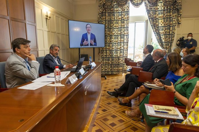 El presidente de Cantabria, Miguel Ángel Revilla, junto con el ministro de Asuntos Exteriores,, José Manuel Albares, participa en la inauguración del curso de la UIMP