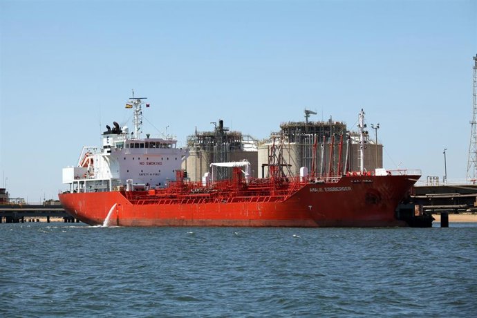 Buque de graneles liquidos en el Puerto de Huelva.