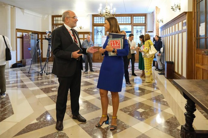 La Consejera De Presidencia, Interior, Justicia Y Acción Exterior, Paula Fernández, Y El Director General De Comunicación Y Portavoz Del Parlamento Europeo, Jaume Duch, Presentan, En Rueda De Prensa, El Curso Sobre Diplomacia Pública Europea En La UIMP