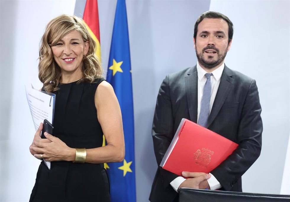 Archivo - La vicepresidenta segunda y ministra de Trabajo y Economía Social, Yolanda Díaz y el ministro de Consumo, Alberto Garzón.