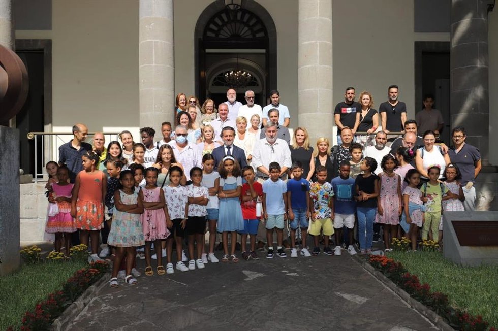 Niños saharauis del programa 'Vacaciones en paz' en el Parlamento