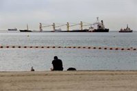 Afectados 32 barcos por el cierre de tres caladeros en La Línea (Cádiz) por riesgo de contaminación del OS35