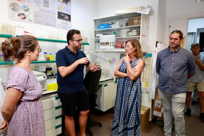 La presidenta del Govern, Francina Armengol, durante la visita al Imedea.