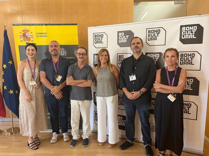 La delegada del Gobierno en la Comunitat Valenciana, Pilar Bernabé, mantiene una reunión con representantes del sector cultural para analizar la difusión del Bono Cultural