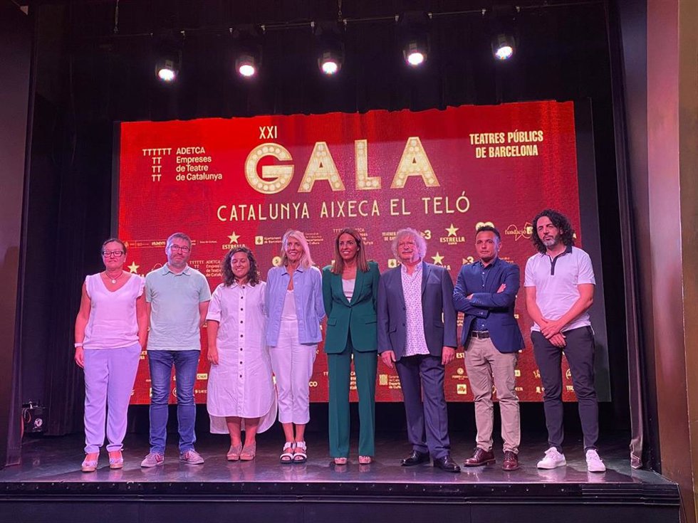 La junta directiva de la Adetca, durante la presentación de la gala 'Catalunya Aixeca el teló'