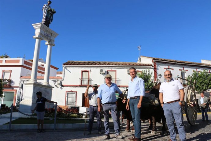 Presentación de una carreta de bueyes cargada con uvas de la reciente campaña vitivinícola.