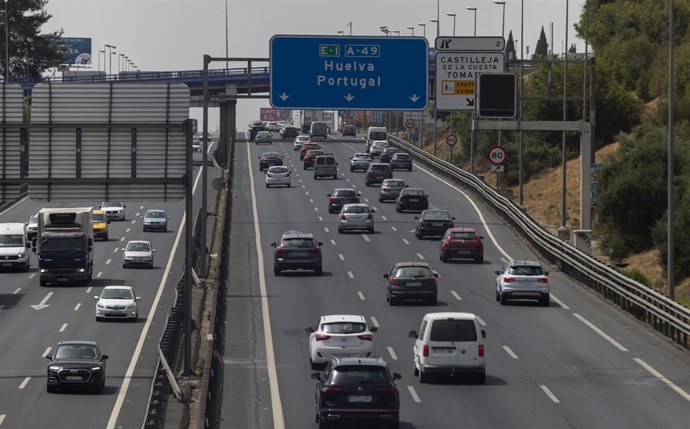 Varios vehículos circulan por la autovía A-49 sentido a Huelva el primer día de la tercera operación salida del verano de 2022.