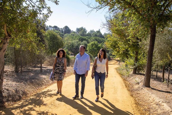 El alcalde de Mairena del Aljarafe, Antonio Conde, ha visitado el remozado parque Porzuna.