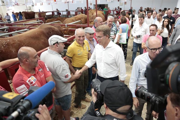 El presidente del PP, Alberto Núñez Feijóo, saluda a ganaderos y visitantes en la Feria agropecuaria SALAMAQ, a 5 de septiembre de 2022, en Salamanca, Castilla y León (España). Salamaq22.