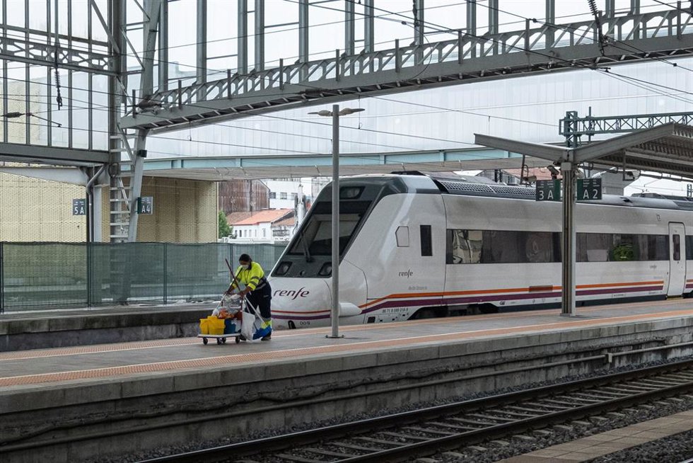 Una trabajadora de la limpieza trabaja en los andenes en la estación de trenes, a 24  de agosto de 2022, en Santiago de Compostela, A Coruña, Galicia, (España). Los usuarios de Renfe en Galicia pueden adquirir desde hoy los abonos gratuitos. El Gobierno