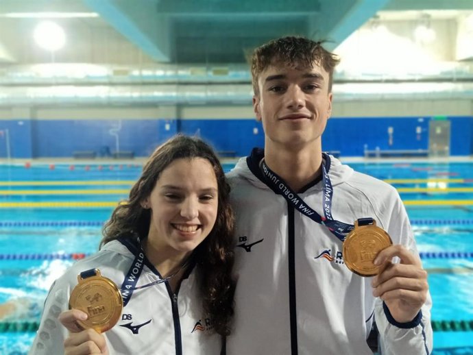 Emma Carrasco y Carlos Garach, campeones del mundo júnior de 200 braza y 1.500 libre