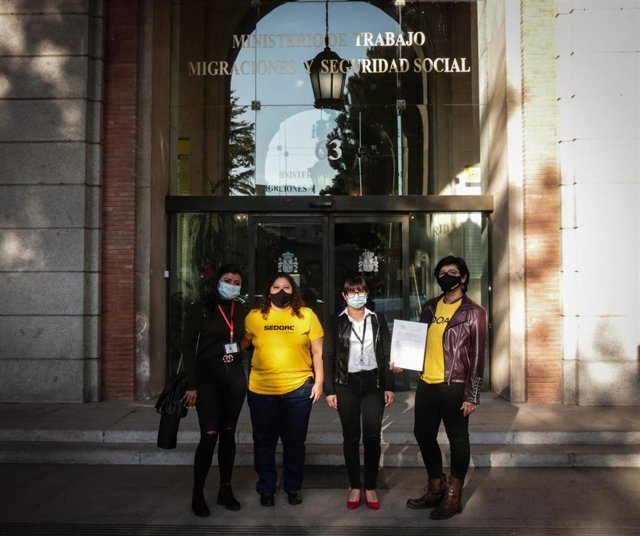 Archivo - Respresentantes de asociaciones de Trabajadoras del hogar ante el  Ministerio de Trabajo